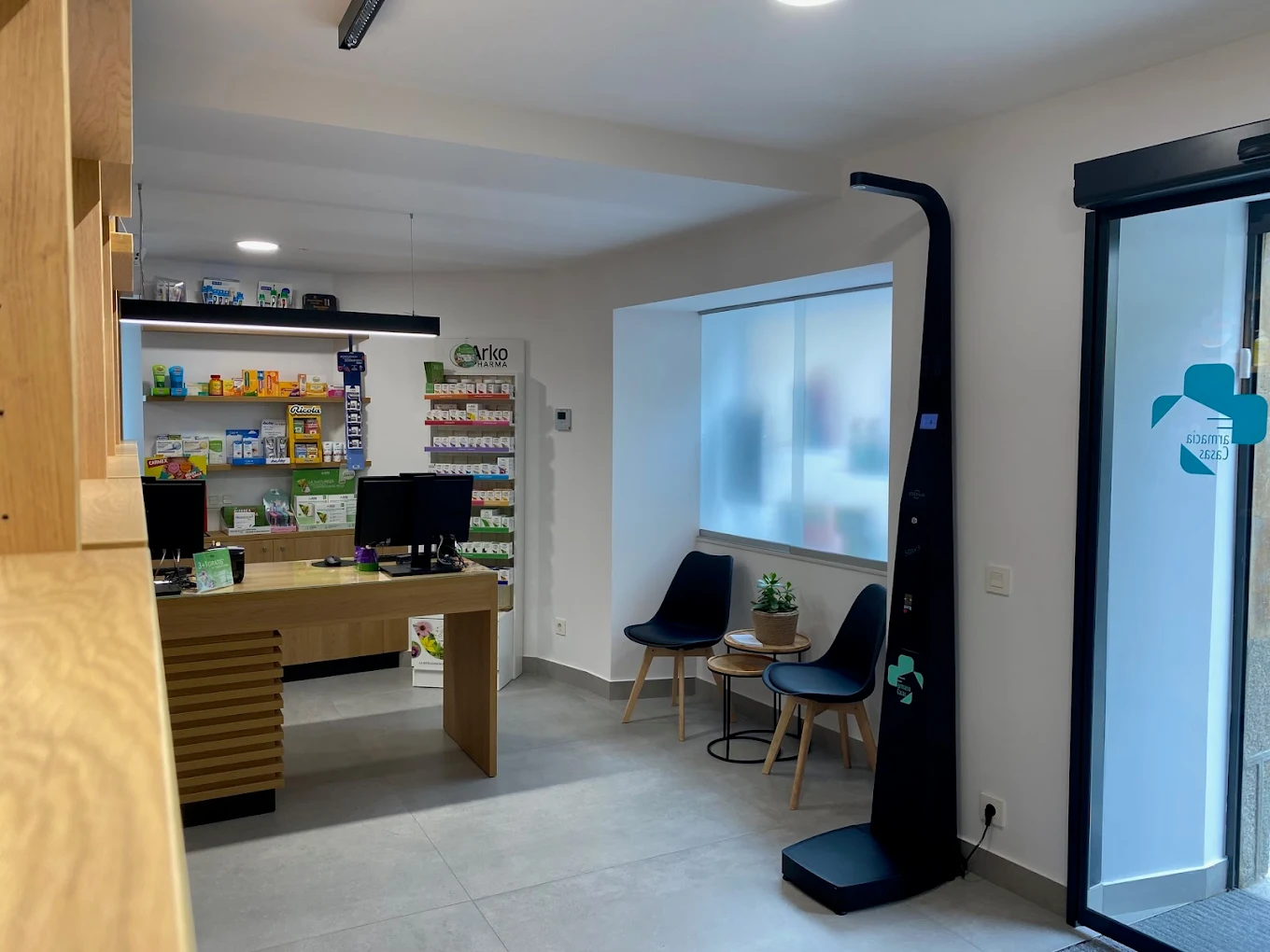 farmacia interior frontal